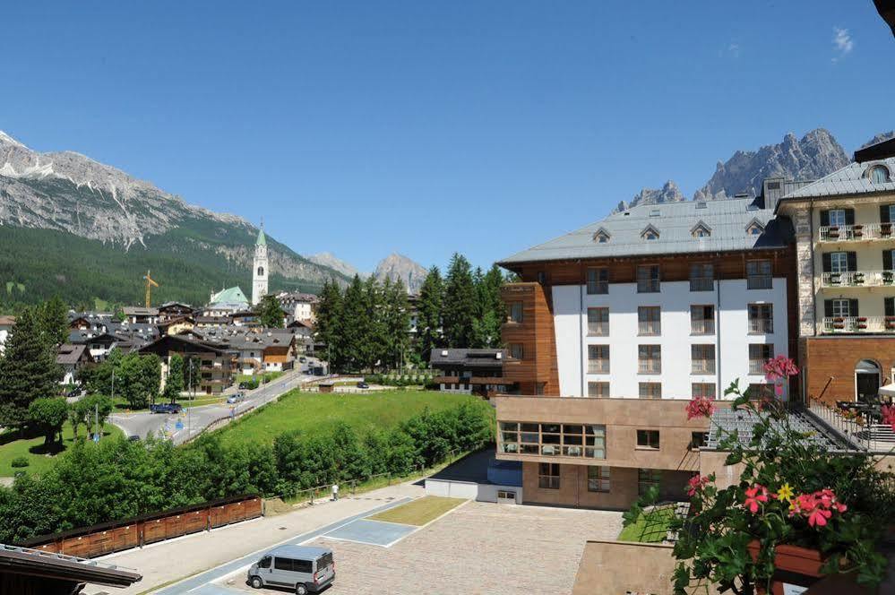 Hotel Panda Cortina- Ricarica Auto Elettriche กอร์ตินาดัมเปซโซ ภายนอก รูปภาพ